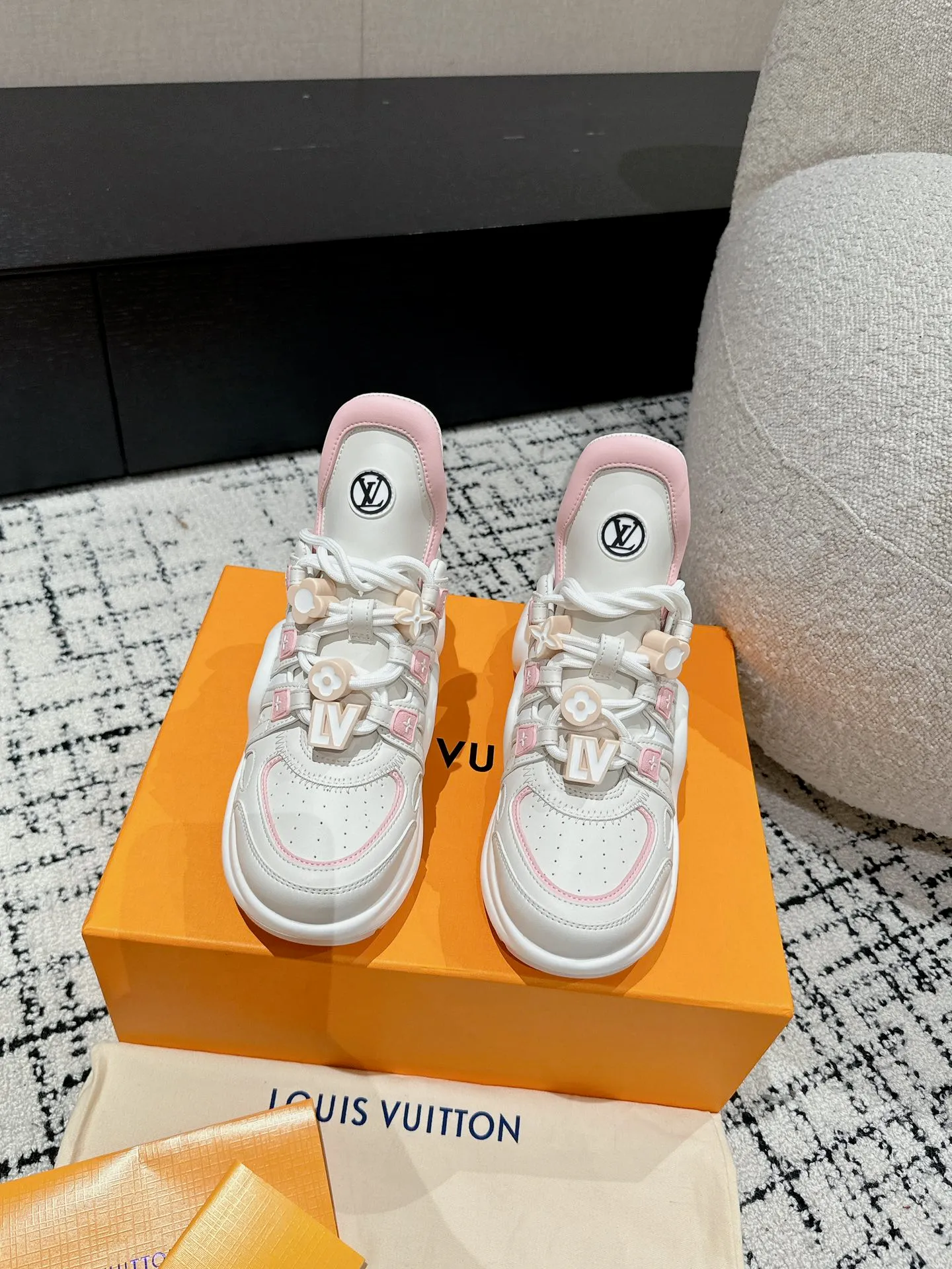 👟👟Ex-factory price 720👟👟 Top version Louis Vuiton·Louis Vuitton 24/ New Chinese Valentine's Day limited edition LV Archlight series arch sole dad shoes casual thick-soled lace-up sneakers Top version 🔝Buy the original version, develop and make goods👍🏻 This LV dad shoe features an eye-catching wavy sole and large tongue. It is equipped with a sporty super-elastic running shoe style rubber outsole, which is very eye-catching. It is also combined with a soft and elastic upper made of a variety of high-tech fabrics, making the upper foot comfortable and soft! ...